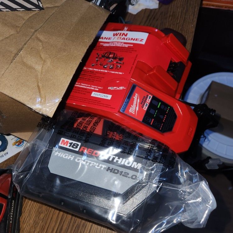 Milwaukee m18 brand new 12ha battery and rápid charger everything included firm Price/precio Firme🛑