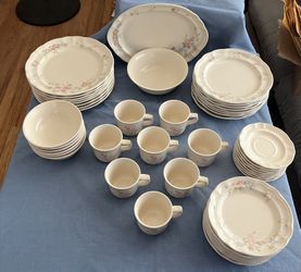 Pfaltzgraff 8 Place Settings (6) Bowls. Daily Dishes.