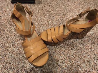 LADIES SIZE 8.5 KENNETH COLE BEIGE WEDGE SANDALS