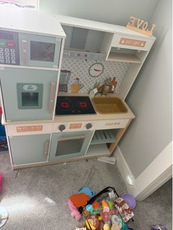 Pretend kitchen and food