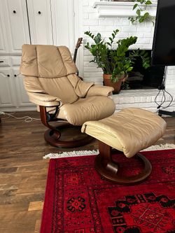 Stressless leather lounge chair
