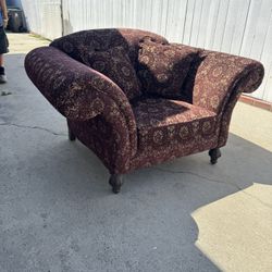 Elegant Oversized Armchair – Vintage Style, Great Condition