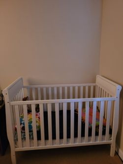 Crib Excellent Condition. Sturdy . Includes Mattress