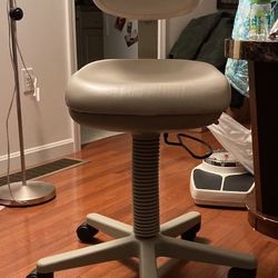 Midmark 425 Air Lift Physician Stool Chair Hand Operated