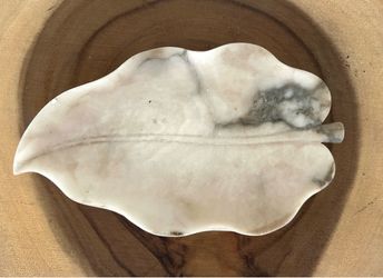 Vintage decorative leaf-shaped dish marked “3122 ITALY” on the bottom. Beautiful white/cream coloring with natural-looking gray and subtle pink tones.