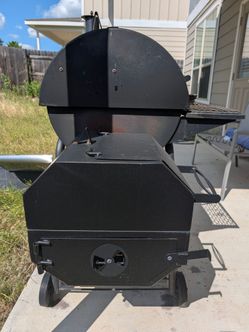 Black Charcoal Grill w/Smoker