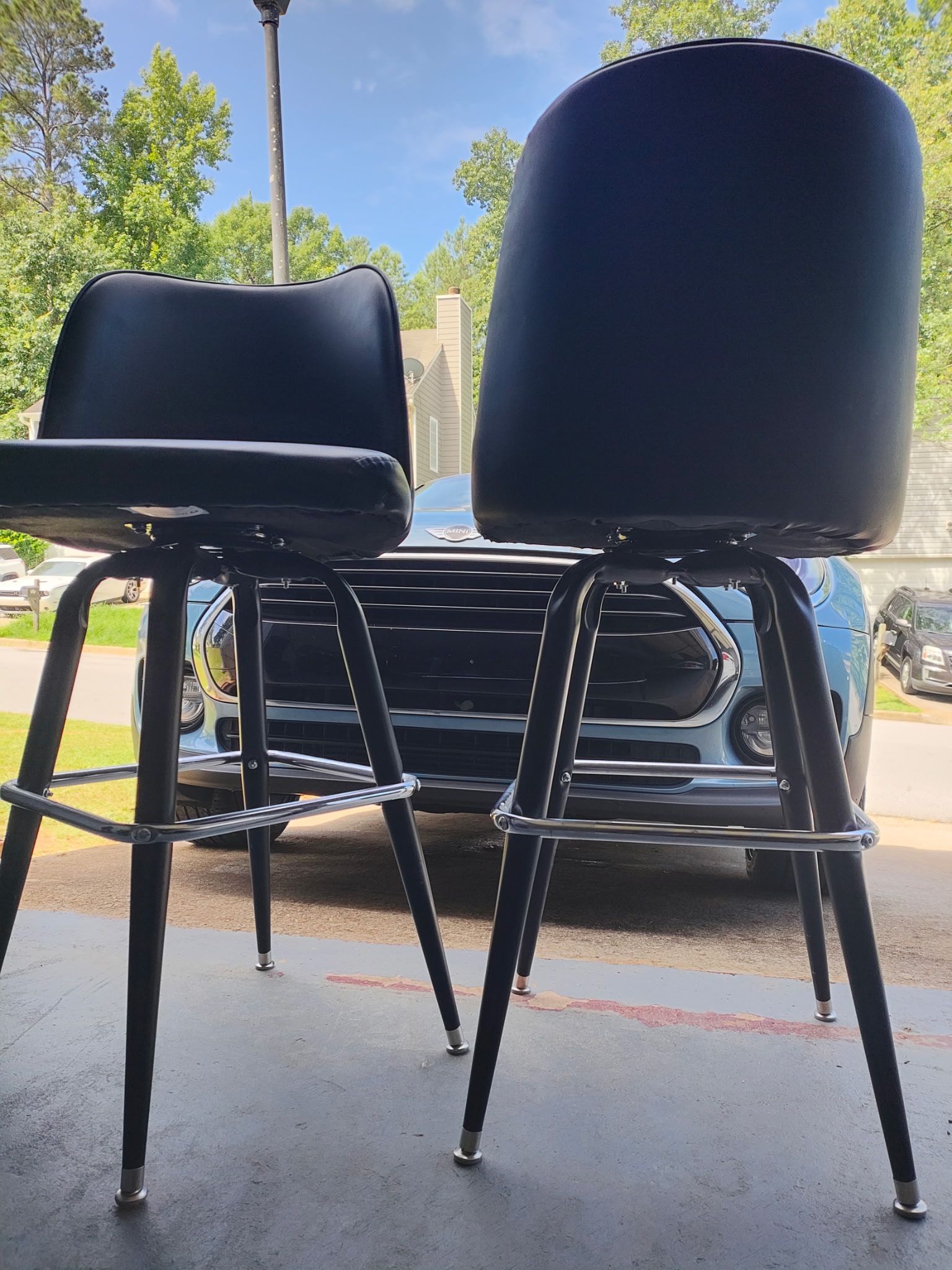 (2) Black High chairs/Bar Stools On Swivel Legs