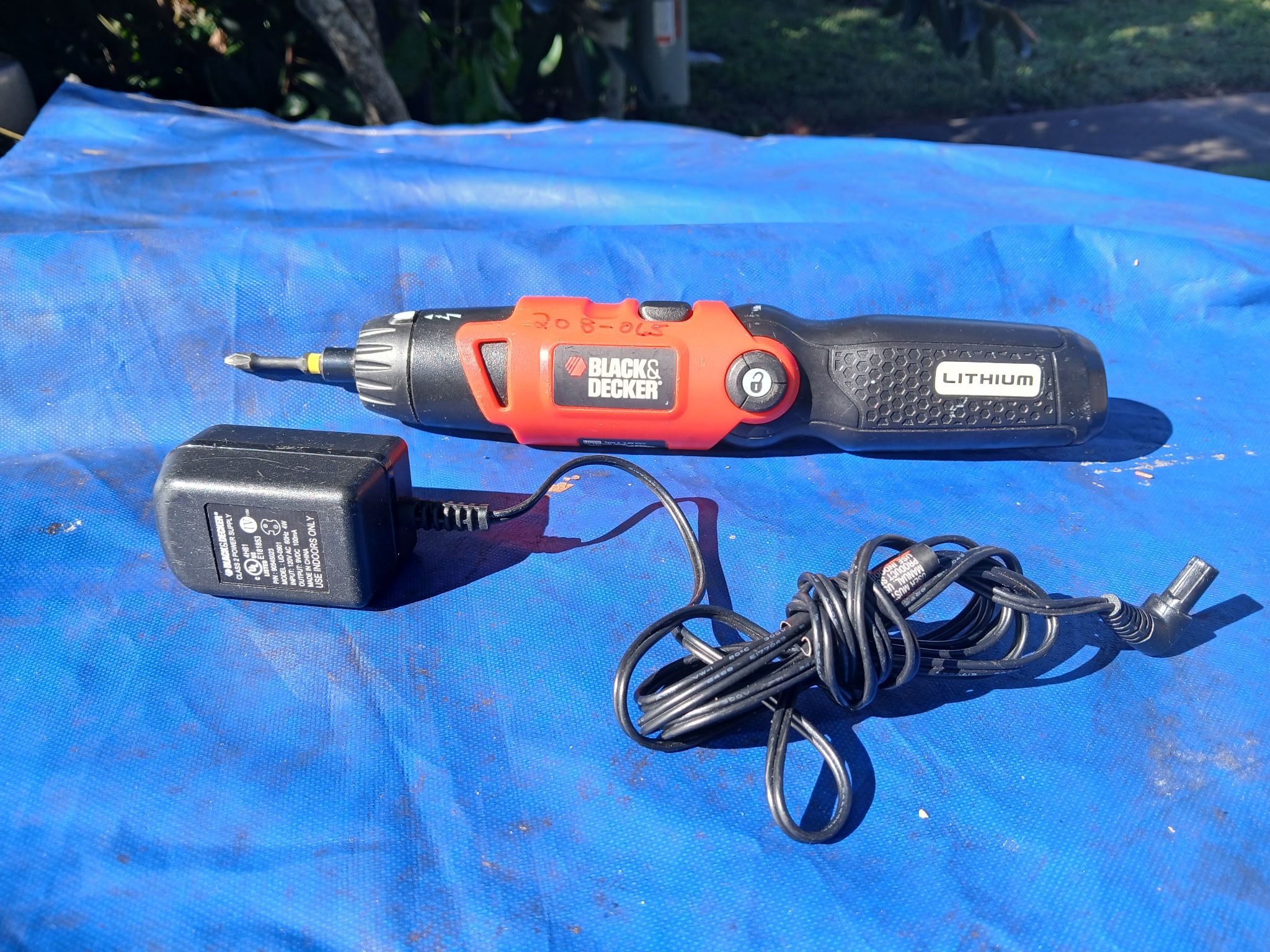      BLACK AND DECKER ELECTRIC BATTERY SCREW DRIVER 
