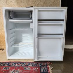 REFRIGERATOR MINI SIZE SANYO BRAND