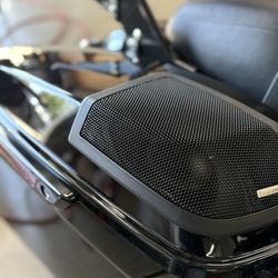 Harley Davidson Custom Saddle Bag audio
