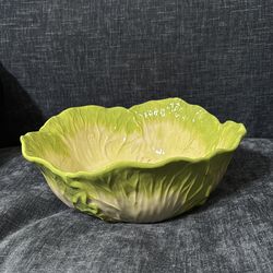 Lettuce shaped serving bowl