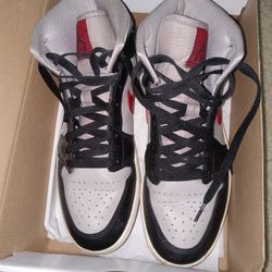 Womans Jordan 1 Mids 