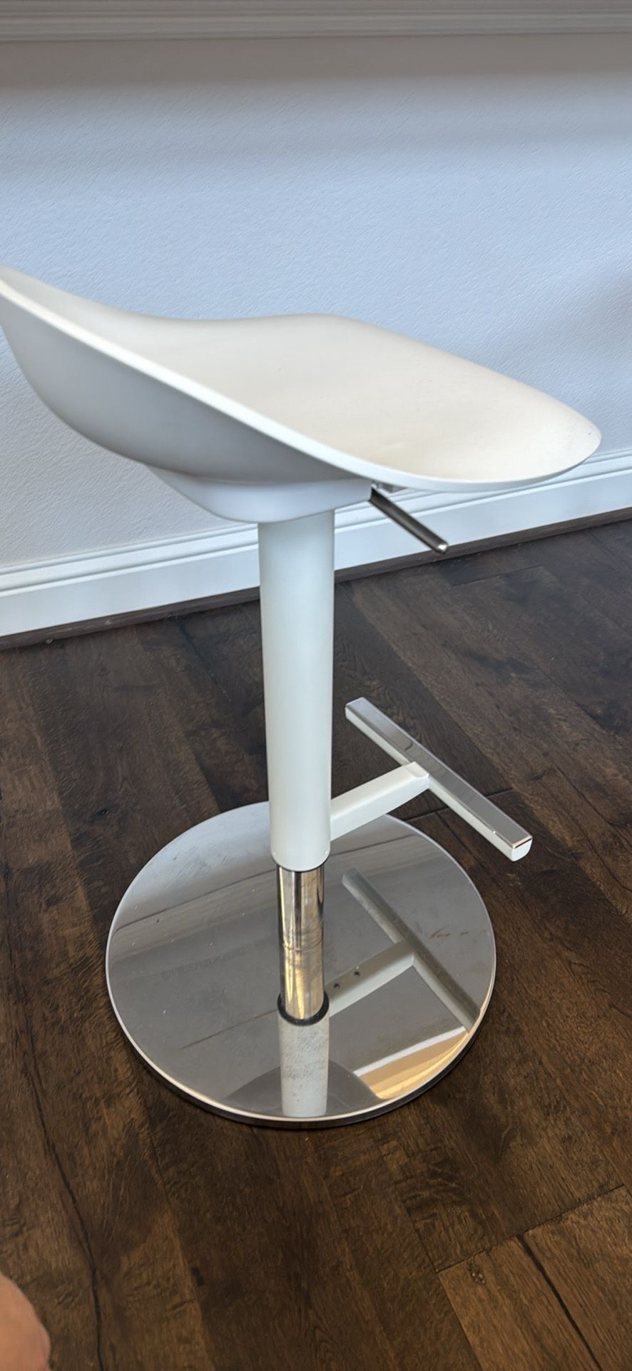 White and Chrome Adjustable Bar Stools AVAILABLE . There are 6 pieces.