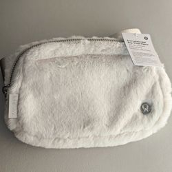 Lululemon Everywhere Belt Bag
Plush Fleece