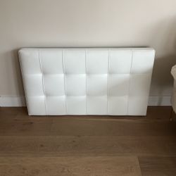  WHITE DORM/TWIN BED WHITE HEADBOARD 