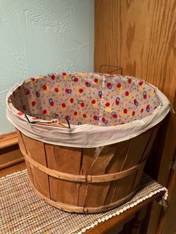Vintage Wooden Bushel Basket - plastic 🍎 “Apple” liner 🍎