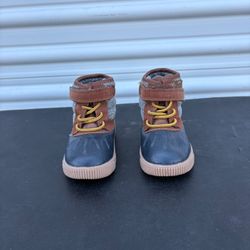 Carter's Alexis outdoor boots for children feature a durable duck-toe design with a navy blue shell and brown textile upper. Size: 6M