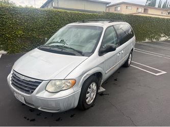 2007 Town & Country  Mini Van