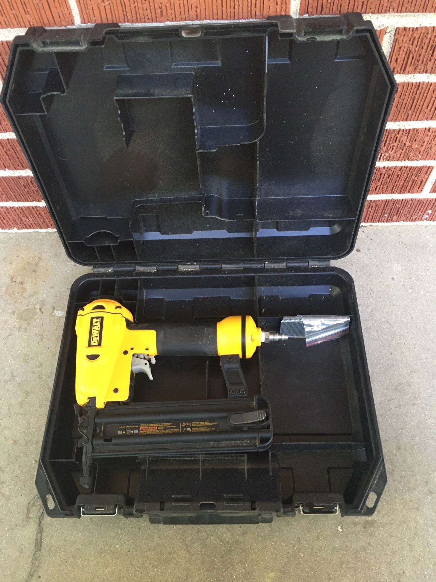Dewalt D51238 Brad Nailer