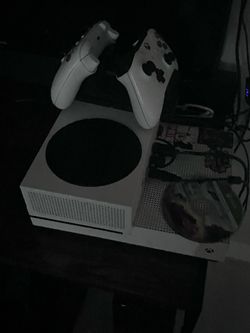 Xbox series S and Xbox one comes with games and three controllers and keyboard and mouse Xbox series S and Xbox one comes with games and three control