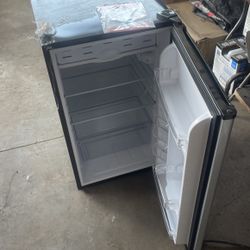 Magic Chef 4.4 Cf Fridge Almost New