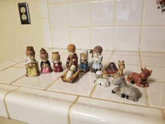 Vintage 1997 11 Piece Porcelain Small Nativity Scene