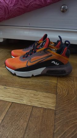 NIKE AIR MAX 2090 SIZE 4 Y