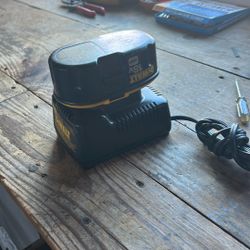 Dewalt DW9116.   7.2 V To 18 V   Charger and 18 V XRP battery