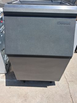 Ice machine bottom bin