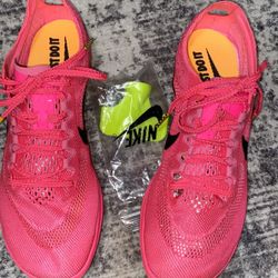  The Nike Zoom SB Blazer GT Low in size 11 Men's (12.5 Women's) is a stylish sneaker designed for casual occasions. Featuring a lace-up closure, rubbe