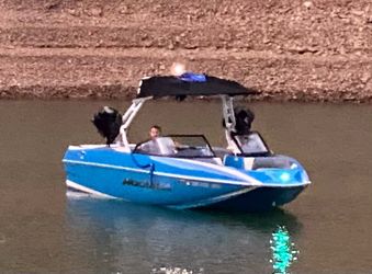 23’ Moomba Mojo surf/ski boat