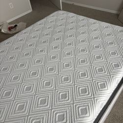 SCM10018, Sealy Cool 12" Medium Memory Foam Mattress with CopperChill Technology, Queen, Like New, Excellent Condition