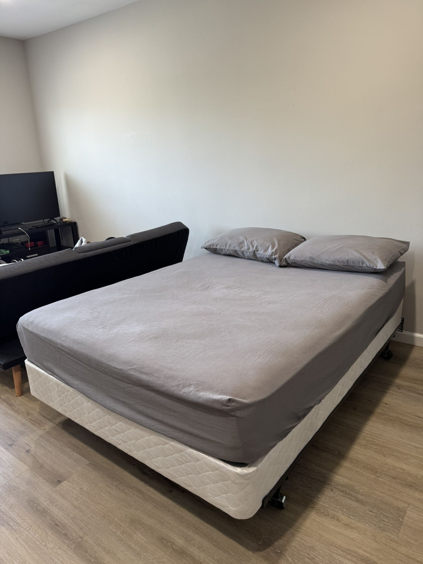 Full-Size Bed – Mattress, Box Spring & Frame