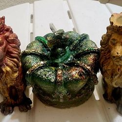 2 Lions And A Crown SALE! EVERYTHING MUST GO!