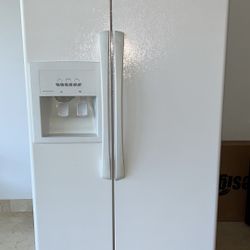 Amana Fridge And Freezer In Great Condition Refrigerator 