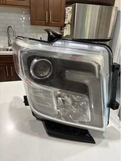 Nissan Titán XD headlight right passenger LED OEM