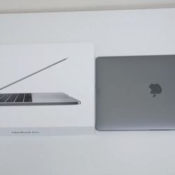 MacBook Pro 13” Non Touchbar Adobe suite Office 2020