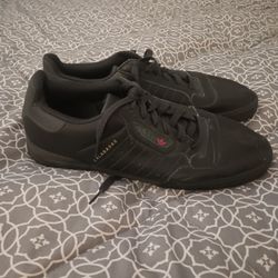 Adidas Size 10.5 Shoes  Calabasas 