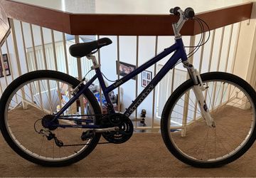 This blue Diamondback Lustre 1 mountain bike features a distinctive high-step frame design and front suspension.Brand: DiamondbackModel: Lustre 1Featu