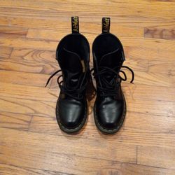 Dr. Martens Black Boots Womens/Mens Size 6
