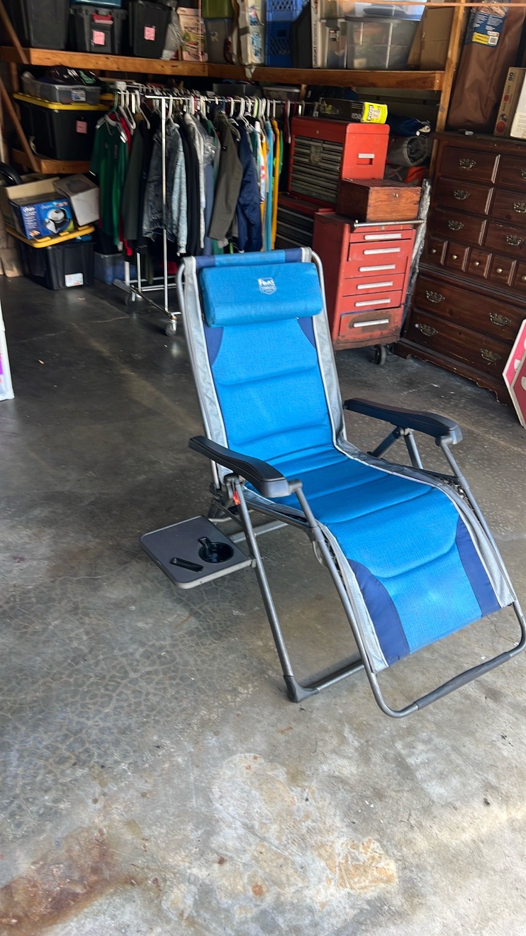 Timber ridge camping lounge chair with headrest, bed cup holder new!