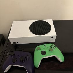 Xbox Series S Including 2 Controllers