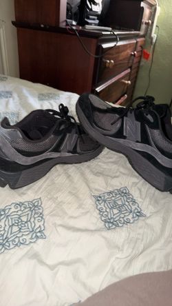 New Balance 2002R Black/Charcoal – Size 12