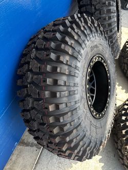 UTV Off-Road Tire on Beadlock Wheel.  15x10.   CANAM.  35 Maxxis   Roxxilla