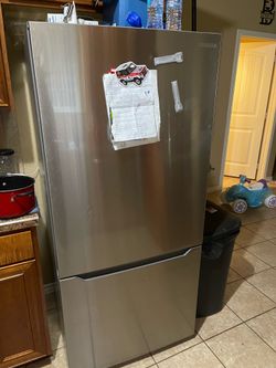 Insignia 30 in wide 18.6 cu ft refrigerator