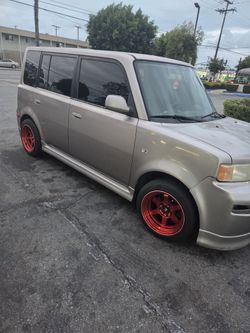 vendo toyota scion xb año 2004en perfectas automático millas 158720 $3600