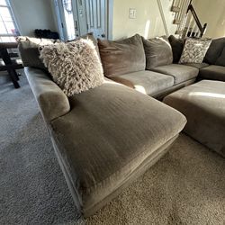 Large Grey Sectional/Ottoman W/Decorative pillow