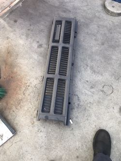 1986 toyota pick up Grill I Three pieces I have only the middle one