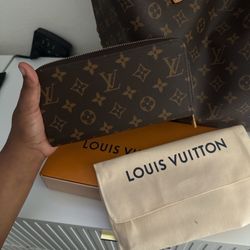 Louis Vuitton Zippy Wallet 