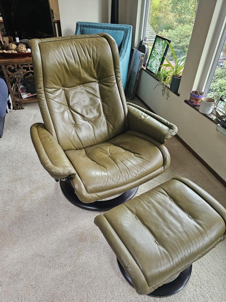 Ekornes Stressless Medium Olive Green Recliner and ottoman - beautiful